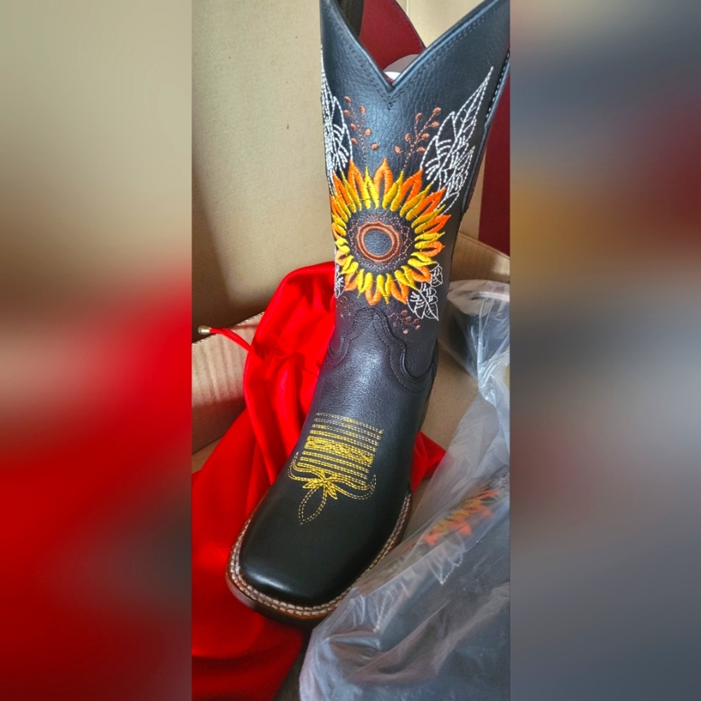 BRAND NEW RED DIAMOND SUNFLOWER 🌻 BOOTS 👢